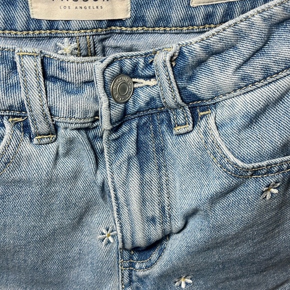 PacSun denim jean mom shorts with embroidered daisy detailing - Picture 4 of 8